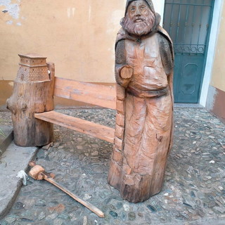 Ospedaletti: per la seconda volta in un anno danneggiata la statua di 'Barba Brisiu' (Foto)