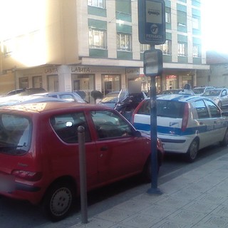 Sanremo: lettore ci chiede lumi sul parcheggio di un'auto della Polizia Municipale