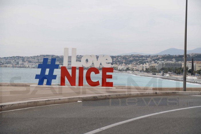 Nizza: il Sindaco Estrosi CHIUDE la Promenade des Anglais e sta pensando addirittura ad un 'coprifuoco'