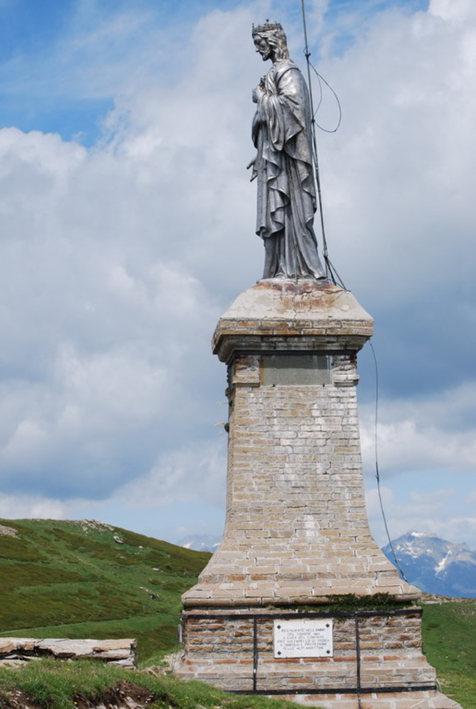 La statua oggi (sotto alcune foto dei lavori eseguiti nel 1991)