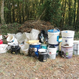 Le immagini dei rifiuti abbandonati a monte Bignone