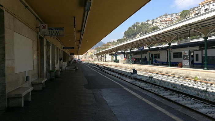 Ventimiglia: bus sostitutivo si ferma lontano dalla fermata prevista, la protesta di una nostra lettrice