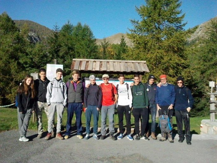 I ragazzi del 'Cristoforo Colombo' di Sanremo scalano il Monte Toraggio, il principe delle Alpi Liguri