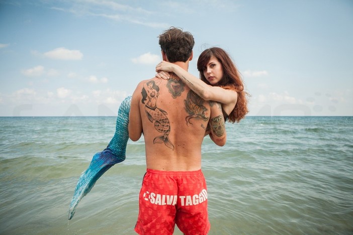 Oltre alla sua mostra personale in corso, ieri sulla spiaggia di Alassio lo 'shooting' del fotografo imperiese Riccardo Bandiera