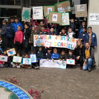 Diano Marina: anche le scuole del golfo hanno manifestato questa mattina per lo 'Strike for the future&quot; (Foto)