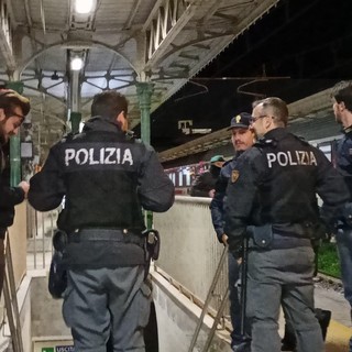 Ventimiglia: protesta di una ventina di attivisti 'no border' in stazione, poi ripartono verso la Francia (Foto)