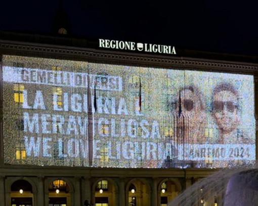 Sanremo 2024: sul maxischermo di piazza De Ferrari le frasi dedicate dai cantanti alla Liguria