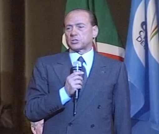 Oggi al Duomo di Milano i funerali di Silvio Berlusconi: ecco il video del suo comizio nel '95 a Sanremo