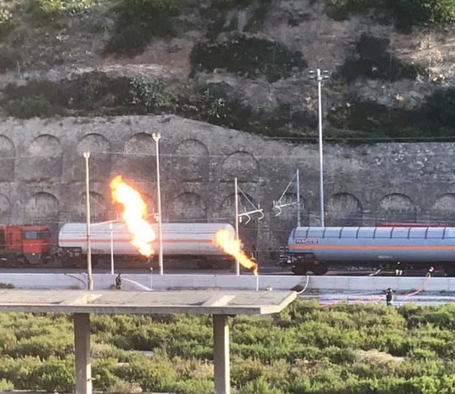 Terminate alle 9 le operazioni di travaso della cisterna con le classiche 'sfiammate', il traffico ferroviario riprenderà verso le 10.30