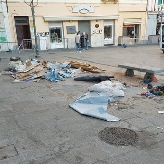 Sanremo: smontaggio delle strutture in piazza Borea D'Olmo, qualcuno dimentica di pulire (Foto)