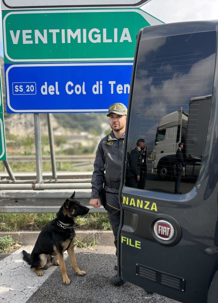 Ventimiglia: droga, due francesi arrestati dalla Finanza al valico della A10 con hashish e cocaina (Foto)