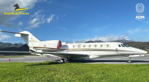 Sequestrato all'aeroporto di Albenga un jet privato da 10 milioni di euro di un imprenditore monegasco (Video)