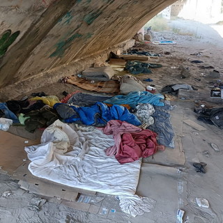 Ventimiglia: accampamento 'dormitorio' di migranti sotto ponte del Roya sgomberato dal Comune (Foto)