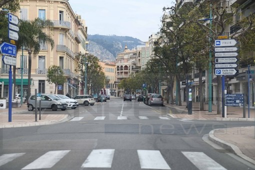 Francia in zona rossa e coprifuoco dalle 19: in Costa Azzurra tasso di positività all'8,4% e incidenza a 473 casi