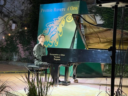 Tutto esaurito a San Bartolomeo al Mare per la serata finale del Rovere d'Oro: vince Stefano Andreatta