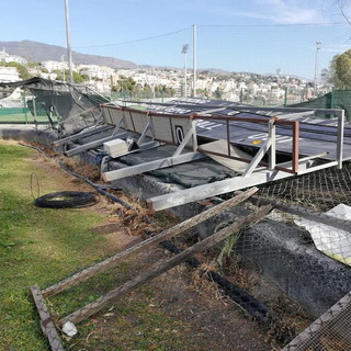 Sanremo: il vento fa crollare anche il segnapunti del campo da baseball a Pian di Poma (Foto)