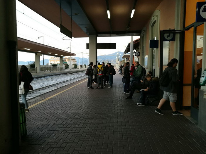 Treni fermi anche tra Ventimiglia e Bordighera da oggi: primo problema, manca un convoglio e studenti a piedi (Foto e Video)