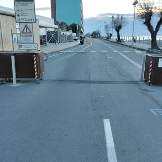 Vallecrosia, parcheggi selvaggi sul lungomare. I residenti: &quot;La sbarra Ztl non funziona, siamo stufi&quot;