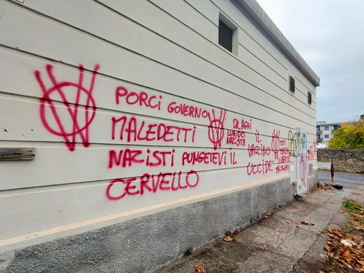 Nuovi attacchi dei 'No Vax': scritte anti Toti e Draghi all'ospedale di Bordighera e a Ventimiglia (Foto)