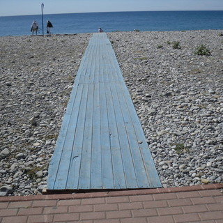 La spiaggia pubblica più grande di Ventimiglia non accessibile a disabili ed anziani: la denuncia del Comitato di Quartiere 'Giardini Mare'
