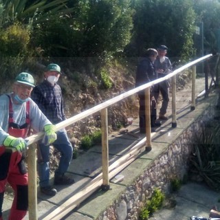 Ventimiglia: anche gli Alpini al lavoro per ripristinare le staccionate distrutte all'ex convento delle 'Suore dell'Orto' (Foto)