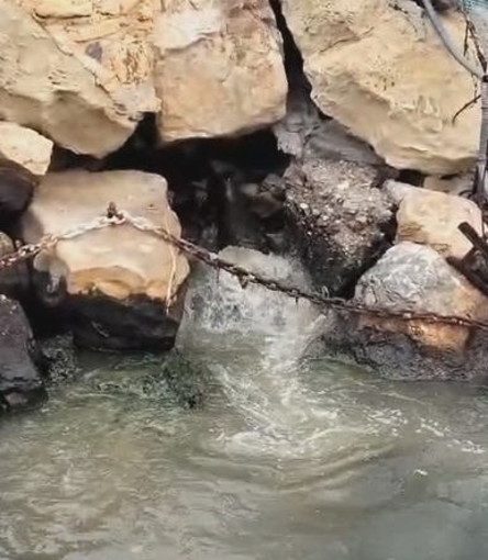 La fogna che sta sversando in mare a Sanremo