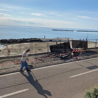 Sanremo: restyling per la ciclabile, Amaie Energia sostituisce le assi di legno sulla camminata sull'Imperatrice (Foto)
