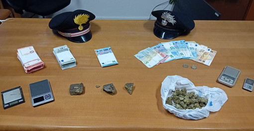 Taggia: smerciava hashish e marijuana dalla finestra di casa, arrestato dai Carabinieri un 30enne di Arma