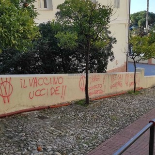 Le scritte 'no vax' vicino al Comune di Bordighera