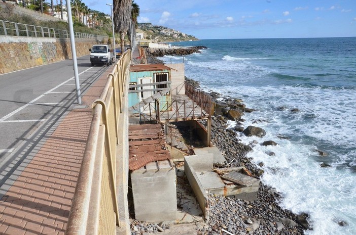 Sanremo: al via lavori di bonifica sulle spiagge, è stata demolita una struttura nella zona dei 'Tre Ponti'