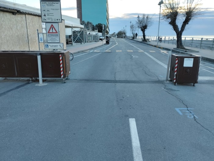 Vallecrosia, parcheggi selvaggi sul lungomare. I residenti: &quot;La sbarra Ztl non funziona, siamo stufi&quot;