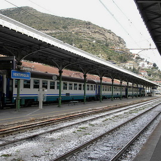 Ventimiglia: lunga coda allo sportello della stazione FS, la rabbia di un cittadino