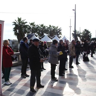 Sanremo: le ‘Sentinelle in Piedi’ manifestano “contro il Festival dell’utero in affitto” (foto e video)