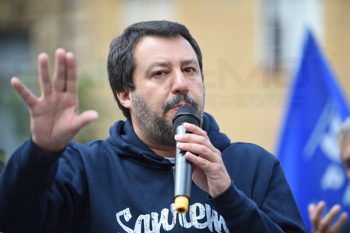 Il vice Premier Salvini non le manda a dire a Macron: &quot;Apri i tuoi porti e magari anche il confine di Ventimiglia!&quot;