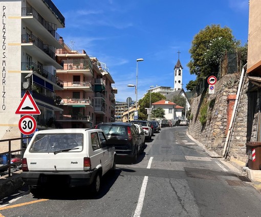 Le auto posteggiate in divieto in strada Borgo Tinasso