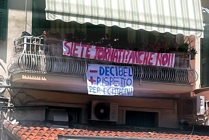 Sanremo: &quot;Meno decibel, più rispetto!&quot;, i residenti di piazza Bresca promettono nuova guerra ai locali (Foto)