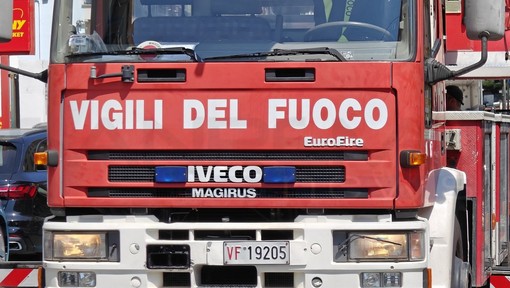 Arma di Taggia: cassonetti in fiamme vicino alla casa di riposo Le Palme, intervento dei Vigili del Fuoco