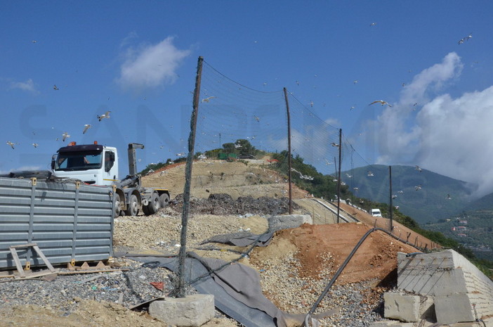 Forte vento in tutta la Provincia: chiusa la discarica di Collette Ozotto, disagi nella raccolta rifiuti