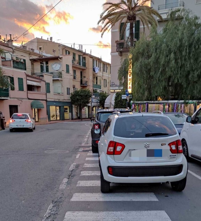 Le auto in sosta vietata in piazza