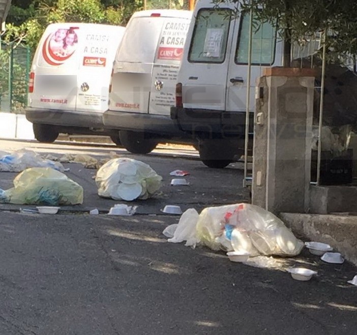 Sanremo: ingresso della scuola di via Panizzi in preda all'immondizia 'selvaggia', le lamentele della direzione (Foto)