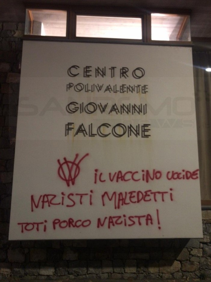 Camporosso: nuove scritte 'No vax' e offese al Presidente Toti stanotte al centro polivalente 'Falcone' (Foto)