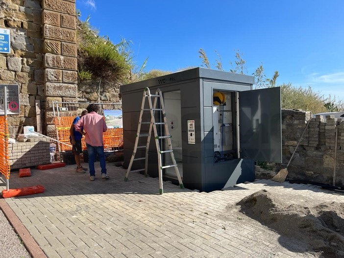 Sanremo: completata la doppia installazione di bagni pubblici sulla ciclabile, oggi quello dei Tre Ponti (Foto)