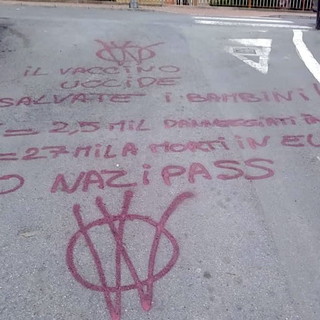 Bordighera: i 'No Vax' colpiscono ancora, scritte anti vaccini e green pass in via Napoli (Foto)