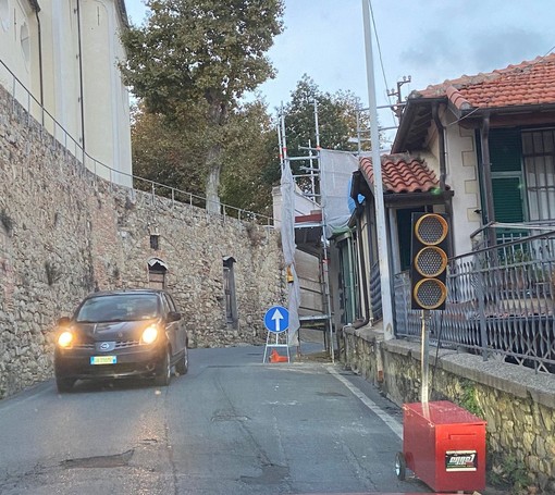 Il semaforo guasto in strada Sen. Ernesto Marsaglia