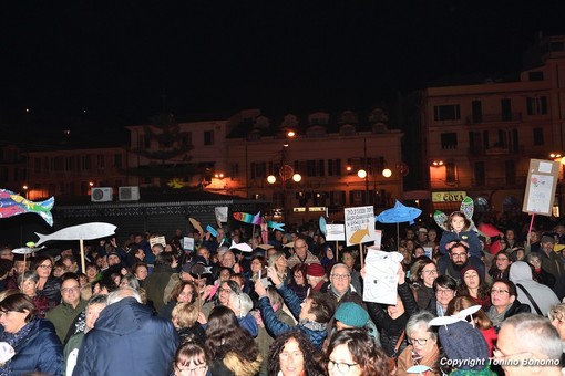 Foto della 'sardina' Mattia Santori con Benetton e Toscani: arrivano le scuse delle 'sardine' liguri