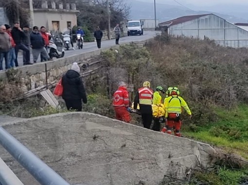 Sanremo: cade da un'altezza di tre metri mentre lavora su un albero a Coldirodi, 53enne al Santa Corona