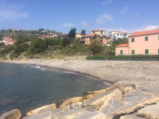 Imperia: iniziati la settimana scorsa i lavori di pulizia sulle spiagge libere di Porto Maurizio (Foto)