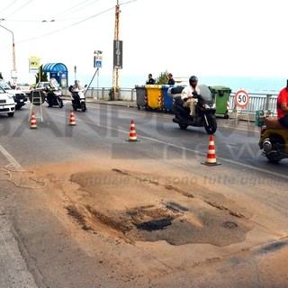 Sanremo: l'asfalto cede sull'Aurelia a Capo Nero, intervento dell'Anas e strada aperta a senso unico alternato