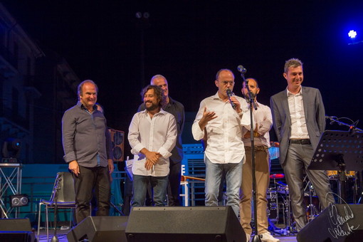 Il Sindaco Capacci ieri sul palco dopo il concerto di Sarah Jane Morris