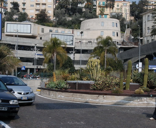 Sanremo: decadenza delle aiuole alla stazione ferroviaria, lettore chiede l'intervento del Sindaco